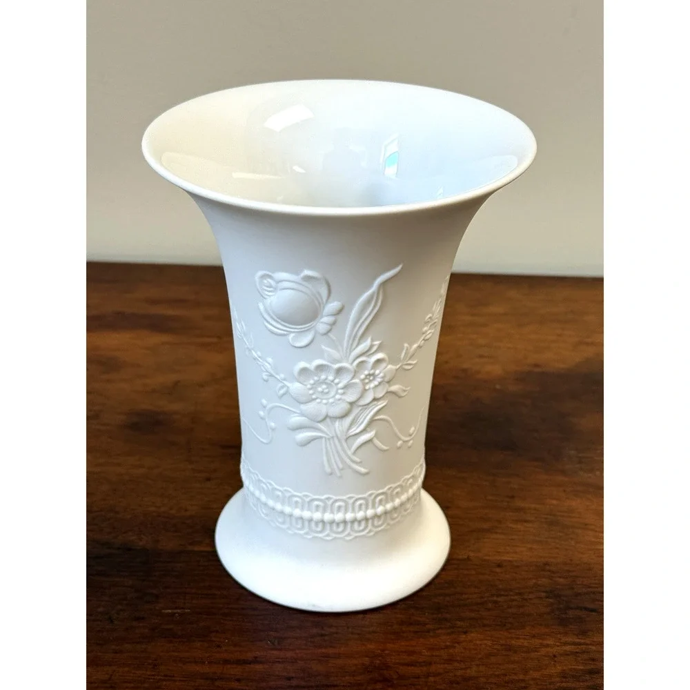 Vintage AK Kaiser Porzellan Germany White Bisque Relief Floral Vase 384/15 6